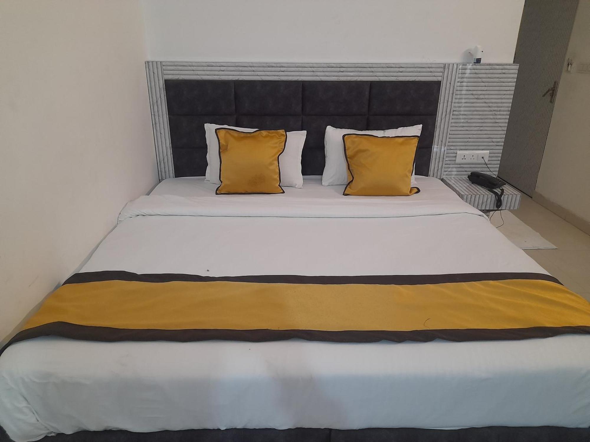 Hotel Global Inn -1 Km From Railway Station - Lift Food And Free Parking Lucknow Exterior photo