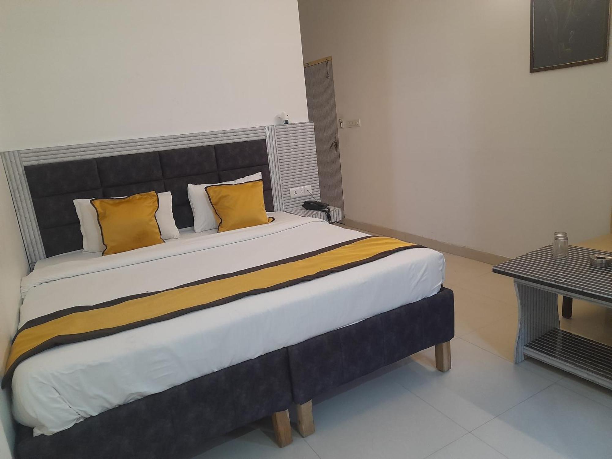 Hotel Global Inn -1 Km From Railway Station - Lift Food And Free Parking Lucknow Exterior photo